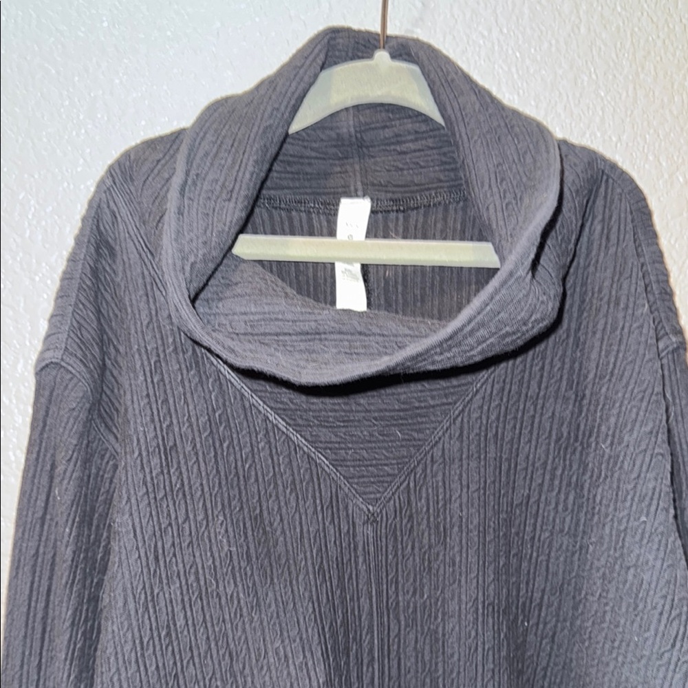 Lululemon Women's Black Sweater - Picture 4 of 7